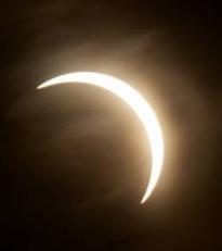 1091380749-une-eclipse-partielle-de-soleil-observer-demain-matin